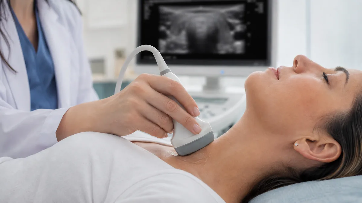 Transdutor de ultrassom aplicado à pele de uma paciente durante exame dermatológico em consultório