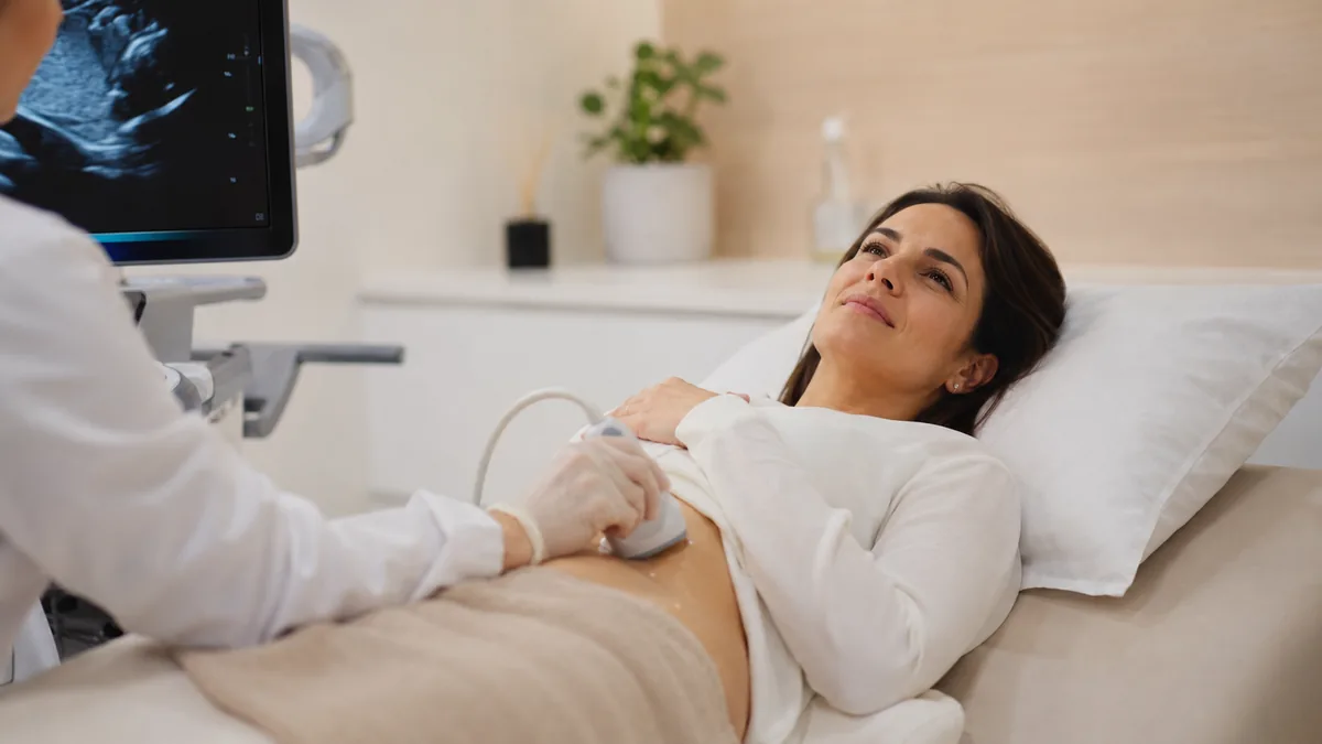 Equipamento de ultrassonografia em consultório médico, onde é realizado o exame para investigação de endometriose profunda
